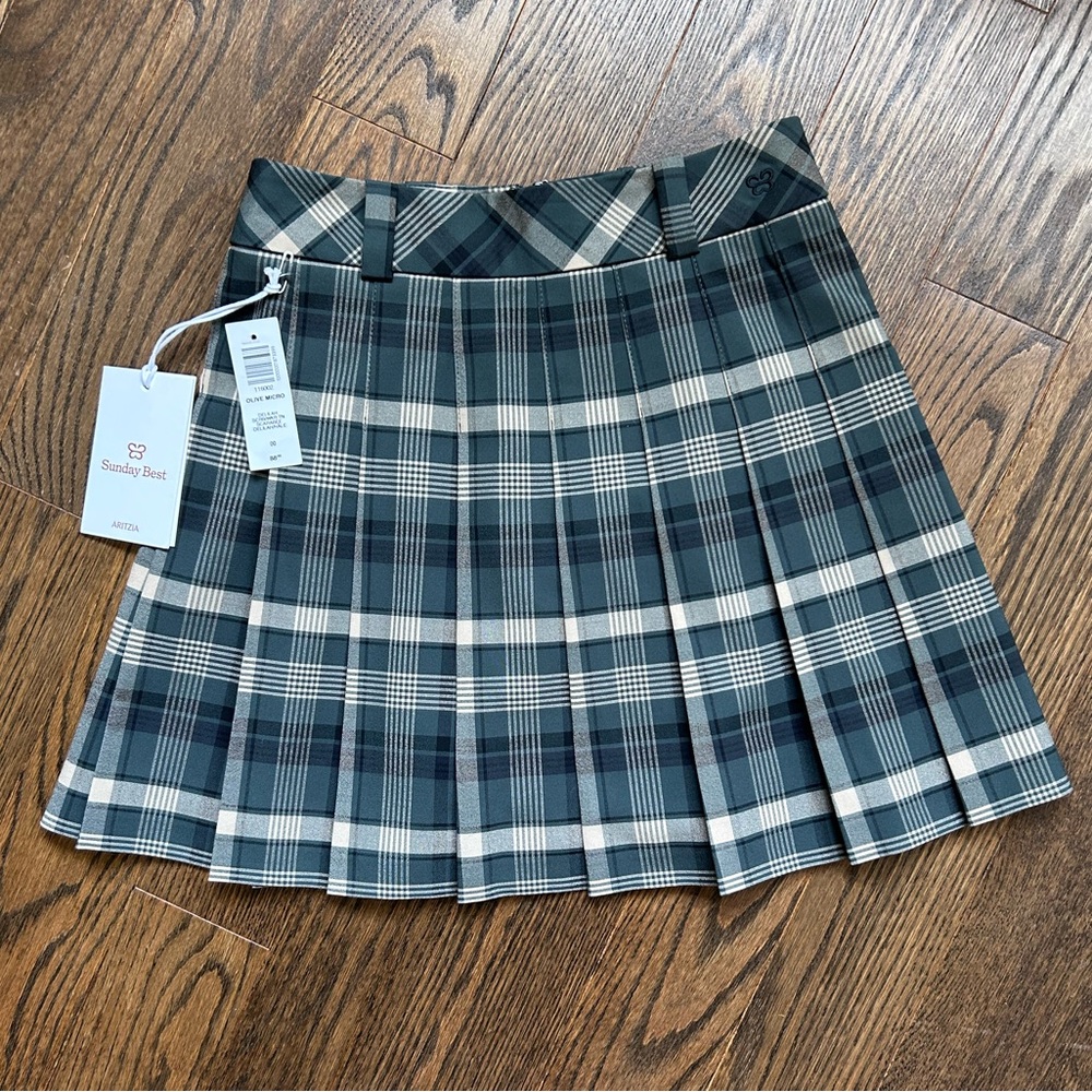 Sunday Best
Olive Micro Skirt Pleated high-waisted micro skirt Aritzia